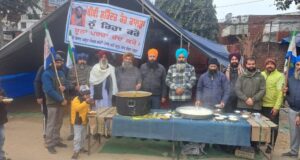 किसान मजदूर सघर्ष कमेटी पंजाब द्वारा डीएसपी दफ्तर के बाहर लगाया गया कड़ी चावल का लंगर