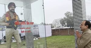 शहीद की प्रतिमा को नमन करते हुए कुंवर रविंदर विक्की