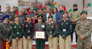 शहीद के माता-पिता को सम्मानित करते हुए कैप्टन सुनील गुप्ता, मेजर अनुशा, कुंवर रविंदर विक्की व अन्य