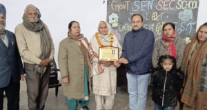 शहीद की माता शकुंतला देवी को सम्मानित करते हुए कुंवर रविंदर सिंह विक्की व अन्य