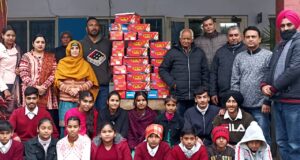 ਸਮਾਜ ਸੇਵੀ ਡਾਕਟਰ ਰੂਪ ਲਾਲ ਅਤੇ ਹੋਰ ਲੋੜਵੰਦ ਅਤੇ ਹੋਣਹਾਰ ਵਿਦਿਆਰਥੀਆਂ ਨਾਲ