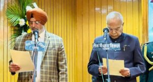 राज्य मुख्य सूचना कमिश्नर के पद की शपथ लेते इन्दरपाल सिंह