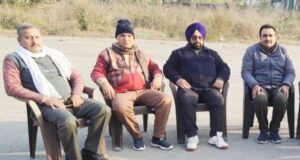 जानकारी देते हुए भाजपा प्रदेश कार्यकारनी सदस्य संजीव मन्हास व अन्य