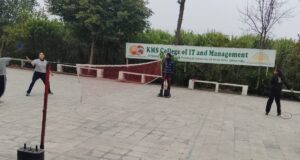 बैडमिंटन का फाइनल मुकाबला खेल रहे दोनो टीमों के खिलाड़ी