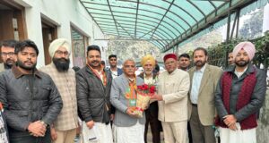 ਭਾਜਪਾ ਸੰਗਠਨ ਮਹਾਮੰਤਰੀ ਨੂੰ ਫੁੱਲਾਂ ਦਾ ਗੁਲਦਸਤਾ ਦੇ ਕੇ ਧੰਨਵਾਦ ਕਰਦੇ ਹੋਏ ਗੇਜਾ ਰਾਮ ਬਾਲਮੀਕੀ ਤੇ ਹੋਰ