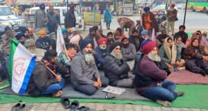 DSP कार्यलय दसूहा के सामने धरने पर बैठे लोग