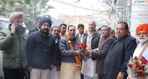 विजय रूपाणी का स्वागत करते भाजपा कार्यकर्ता