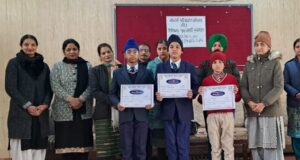 ਸਰਕਾਰੀ ਹਾਈ ਸਕੂਲ ਭਾਣਾ ਦੇ ਸਾਇੰਸ ਮੇਲੇ ਵਿੱਚ ਦੂਸਰਾ ਸਥਾਨ ਹਾਸਿਲ ਕਰਨ ਵਾਲੇ ਵਿਦਿਆਰਥੀ ਅਤੇ ਪ੍ਰਿੰਸੀਪਲ ਅੰਜਨਾ ਕੌਸ਼ਲ