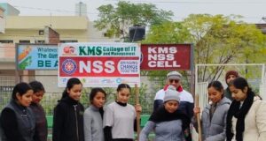 सफाई के बाद एनएसएस यूनिट के वॉलंटियर्स को रंगीन कूड़ेदानों के बारे में जानकारी देते हुए चेयरमैन चौधरी कुमार सैनी