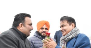 केंद्रीय मंत्री नितिन गडकरी से मुलाक़ात करते संजीव मन्हास