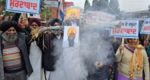 CM पंजाब व MLA का पुतला जलाते हुए परमजीत भुल्ला व अन्य