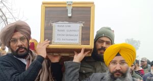 शहीद की अर्थी को कंधा देते मंत्री कुलदीप धालीवाल, एडवोकेट जगरूप शेखवां