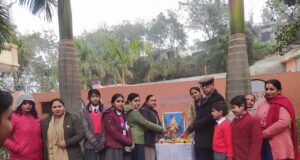 नेताजी सुभाष चंद्र बोस के चित्र पर पुष्प अर्पित करते हुए