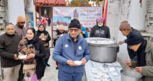 चौधरी कुमार सैनी, दिलबाग हुंदल, विपन गंभीर व सुरिंदर शर्मा लंगर में सेवा करते हुए