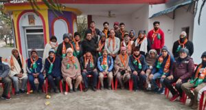 कार्यकर्ताओं को भाजपा मे शामिल कराते हुए संजीव मन्हास, कैप्टन शाम सिंह व अन्य