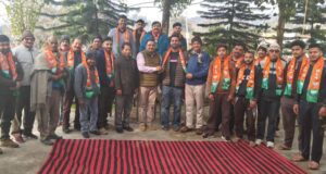 युवा मोर्चा बडला की नव गठित टीम को सन्मानित करते हुए संजीव मन्हास, कैप्टन शाम व अन्य