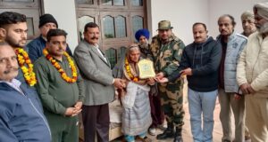 शहीद लांसनायक विक्रम दत्त के परिजनों को सम्मानित करते हुए सहायक कमांडेंट संजीव, कुंवर विक्की व अन्य