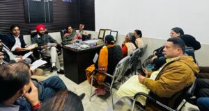 नगर पंचायत की बैठक में उपस्थित विधायक घुम्मन व अन्य पार्षद