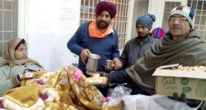 जनता सेवा समिति ने नव वर्ष के स्वागत में मरीजों में बांटा दूध व बेकरी का सामान