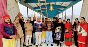 प्राचीन पांडव सरोवर मंदिर में कुमार सैनी और भूपिंदर रंजन घंटा स्थापित करते हुए