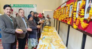 शहीदी गैलरी में लगी शहीदों की तस्वीरों समक्ष पुष्पांजलि अर्पित करते शहीदों के परिजन व कुंवर रविंदर विक्की