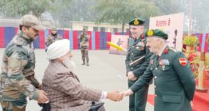 पूर्व सैनिक को व्हील चेयर भेंट करते हुए मेजर जनरल गौरव गौतम, ब्रिगेडियर मनीष अरोड़ा