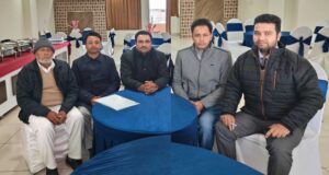 बैठक में जानकारी देते भाजपा प्रदेश कार्यकारिणी सदस्य संजीव मन्हास व अन्य