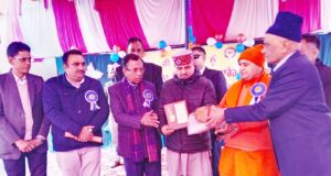 सोम प्रकाश द्वारा सासंद निधी से 5 लाख रुपए स्कूल को देने की कि घोषणा