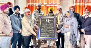 स्कूल में लगाने के लिए शहीद की वीर गाथा का चित्र प्रिंसिपल को भेंट करते विधायक,विक्की व अन्य