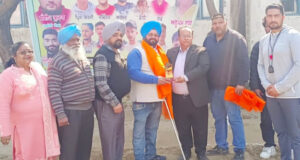 ਬੀਐੱਸਕੇ ਸਪੋਰਟਸ ਕਲੱਬ ਵਲੋਂ ਦਿਵਿਆਂਗ ਜਸਵਿੰਦਰ ਸਹੋਤਾ ਨੂੰ ਸਨਮਾਨਿਤ ਕਰਦੇ ਹੋਏ