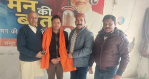 अजय कौशल सेठू व जंगी लाल महाजन अमोलक हुन्दल को सिरोपा देते हुए