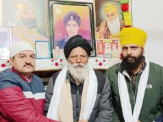 बलिदानी बाबा हरभजन सिंह जी के भाई व भतीजे को सम्मानित करते हुए कुंवर रविंदर विक्की व अन्य