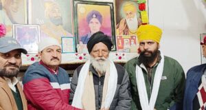 बलिदानी बाबा हरभजन सिंह जी के भाई व भतीजे को सम्मानित करते हुए कुंवर रविंदर विक्की व अन्य