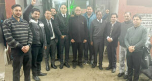 चंडीगढ़ पुलिस के खिलाफ प्रदर्शन करते बार एसोसिएशन के अध्यक्ष सूरज मोहन साथ में अन्य