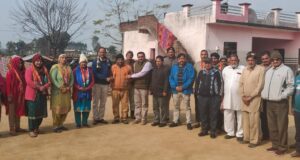 गांव बिसोचक में संजीव मन्हास व मंडल अध्यक्ष कैप्टन शाम सिंह बातचीत करते हुए