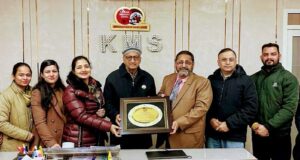 चेयरमैन चौधरी कुमार सैनी, प्रिंसीपल शबनम कौर, डॉयरेक्टर मानव सैनी व अन्य फैकल्टी सदस्य सन्नी सिंह को सम्मानित करते हुए