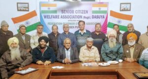 मीटिंग के दौरान कर्नल जोगिंदर शर्मा अध्यक्ष, चौधरी कुमार सैनी महासचिव व अन्य सदस्य