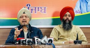 पत्रकारों से बातचीत करते हुए एसएस चन्नी व हरदेव सिंह उभ्भा