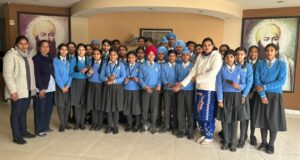 ਜੀਆਰਡੀ ਸਕੂਲ ਟਾਂਡਾ ਵਿਖੇ ਬੱਚਿਆ ਨੂੰ ਦਵਾਈਆਂ ਦਿੰਦੇ ਹੋਏ ਪ੍ਰਿੰਸੀਪਲ ਅਮਨਦੀਪ ਕੌਰ ਤੇ ਹੋਰ