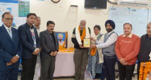 शहीद मनिंदर के परिजनों को सम्मानित करते हुए आरएम इंद्रपाल, चीफ मैनेजर नवल महाजन व मानव महाजन, रविंदर विक्की व अन्य