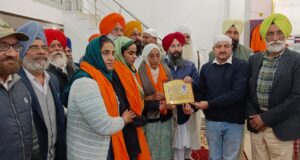 शहीद ग्रुप कैप्टन चीमा के परिजनों को सम्मानित करते जगरूप सेखवां, रविंदर विक्की व अन्य