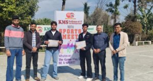 विजेताओं को सम्मानित करते हुए डॉयरेक्टर मानव सैनी व फैकल्टी सदस्य