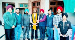 ਐਨਸੀਸੀ ਕੈਡਿਟ ਮਨਜਿੰਦਰ ਦਾ ਸਵਾਗਤ ਤੇ ਸਨਮਾਨ ਕਰਦੇ ਹੋਏ ਸਰਬਜੀਤ ਮੋਮੀ ਅਤੇ ਹੋਰ ਪਿੰਡ ਵਾਸੀ