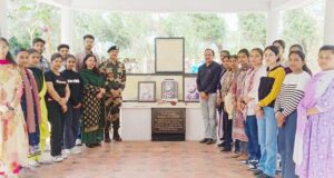 शहीद नायक कमलजीत स्मारक पर श्रद्धांजलि अर्पित करते कमांडेंट सुनील मिश्रा, बंदना, मंजीत व छात्र