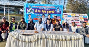 टूर्नामैंट संबंधी जानकारी देते हुए प्रधान सतप्रीत साबी, डा. रमन घई, दीपक ठाकुर, कुलदीप धामी व अन्य
