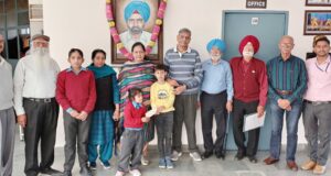 सहायता राशि सौंपते हुए जैन परिवार के सदस्य स्कूल स्टाफ के साथ