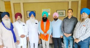 लाली बाजवा को सममानित करते जगतार सिंह व अन्य नेता