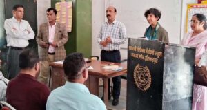 ਸਕੂਲ ਆਫ ਐਮੀਨੈਂਸ ਬਾਗਪੁਰ-ਸਤੌਰ ਵਿਖੇ ਵਿਸ਼ੇਸ ਸਿੱਖਿਆ਼ ਸਕੱਤਰ ਪੰਜਾਬ ਗੌਰੀ ਪਰਾਸ਼ਰ ਸਕੂਲ ਮੁਖੀਆਂ ਨੂੰ ਮਿਸ਼ਨ ਸਮਰੱਥ ਪ੍ਰੋਜੈਕਟ ਸਬੰਧੀ ਜਾਣਕਾਰੀ ਦਿੰਦੇ ਹੋਏ