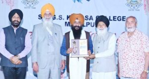 ਲਾਲੀ ਬਾਜਵਾ ਦਾ ਸਨਮਾਨ ਕਰਦੇ ਹੋਏ ਕਮੇਟੀ ਦੇ ਅਹੁੱਦੇਦਾਰ