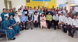 समारोह के दौरान मुखय अतिथि के साथ सोसाइटी सदस्य व स्कूल स्टाफ